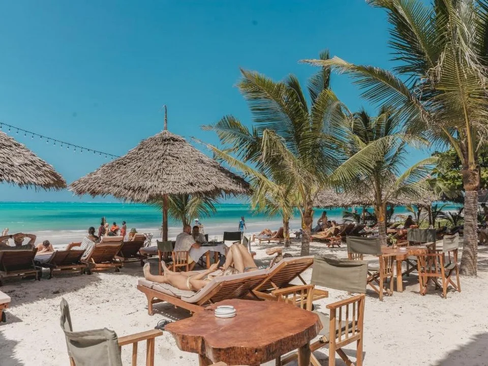 Plage privée avec transats et palmiers au Maisha Matamu Boutique à Paje Zanzibar