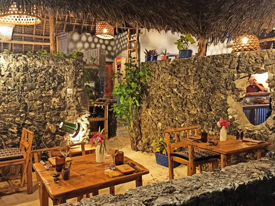 Salle avec petites alcôves intimistes du restaurant Bomwa à Jambiani Zanzibar