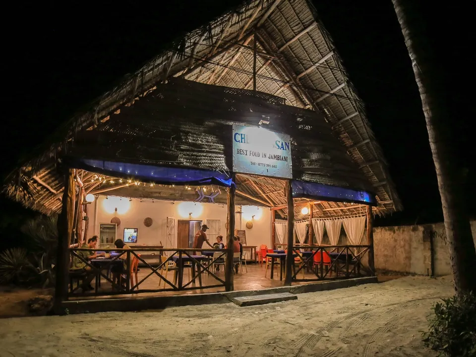 Vue extérieure nocturne du restaurant Chez Hassan à Jambiani Zanzibar