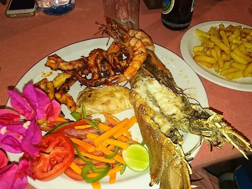 Plateau de fruits de mer servi au restaurant Chez Hassan à Zanzibar