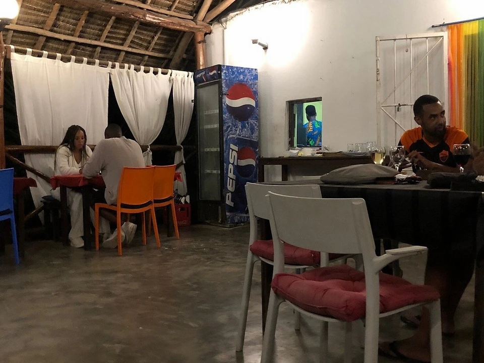 Ambiance intérieure du restaurant Chez Hassan en soirée à Zanzibar