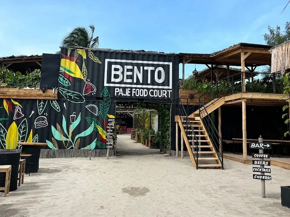 Bento Food Court à Paje Zanzibar, petits restaurants avec containers aménagés et espace restauration extérieur