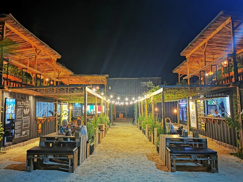 Allée centrale illuminée du Bento Food Court à Paje Zanzibar