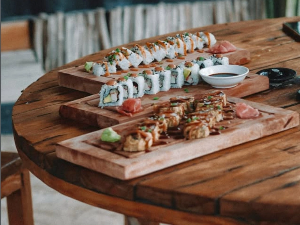 Plateau de sushis et spécialités asiatiques au Bento Food Court de Paje Zanzibar