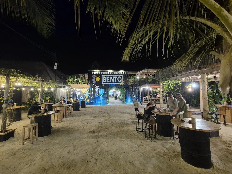 Ambiance bar et musique en soirée au Bento Food Court de Paje Zanzibar