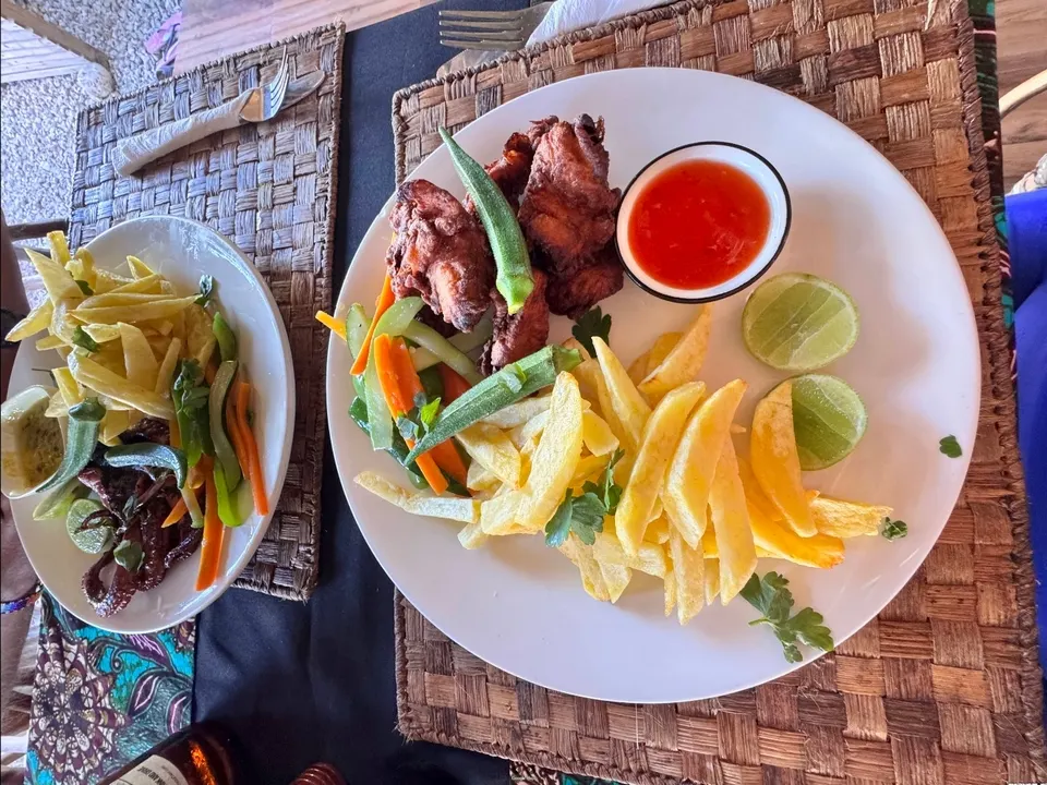 Fruits de mer et grillade accompagnés de frites