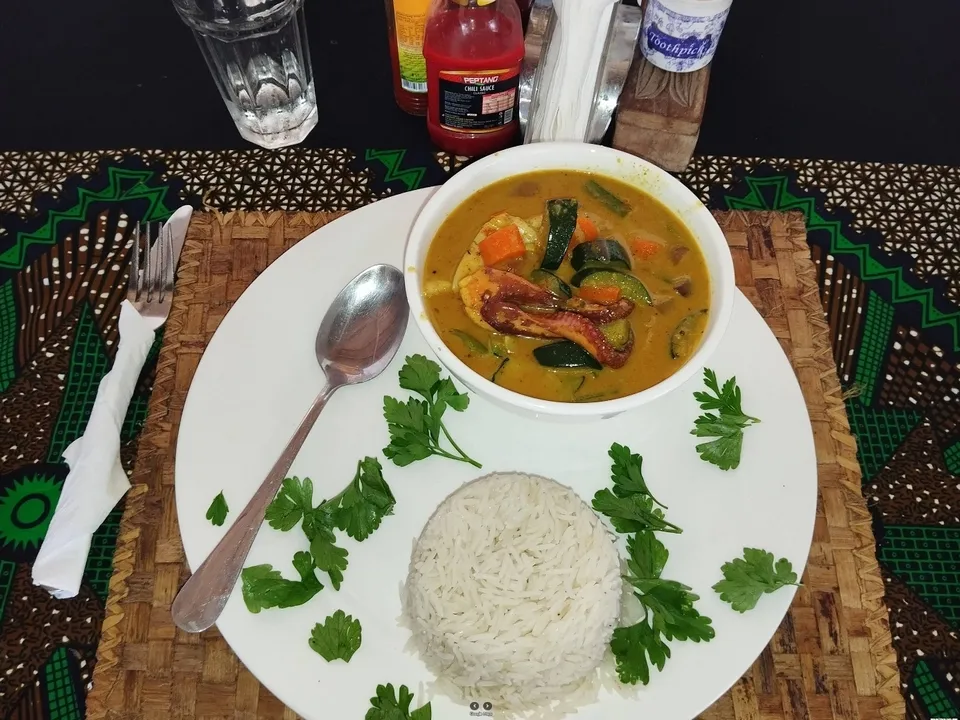 Curry de fruits de mer accompagné de riz au restaurant Gerezani Zanzibar
