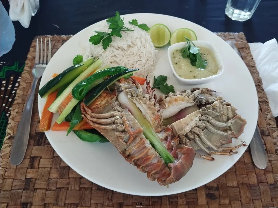 Langouste accompagnée de riz servie au restaurant Gerezani à Jambiani