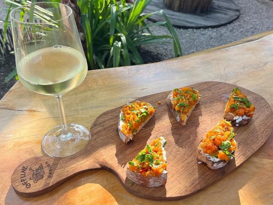 Tapas et verre de vin au restaurant Offline à Jambiani
