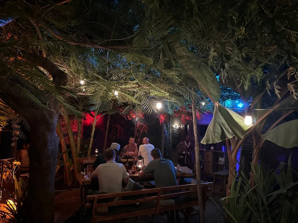 Terrasse du restaurant Offline en soirée à Jambiani Zanzibar
