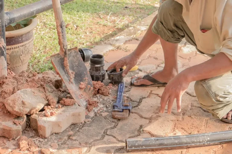 Artisan plombier-maçon travaillant à Zanzibar